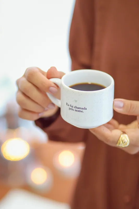 Xícara de café com a frase Eu permaneço onde Deus me chama