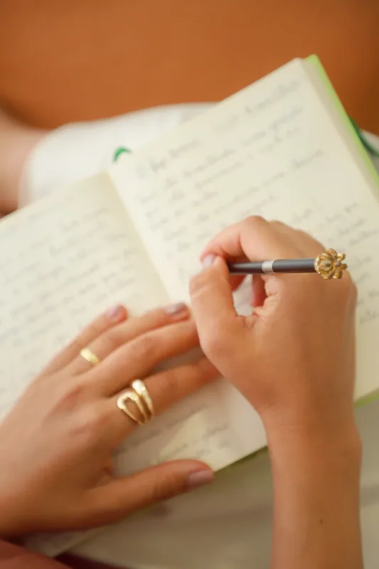 Mulher escrevendo em um caderno